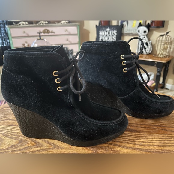Michael Kors Black Suede Wedge Booties Boots Size 7.5 - Picture 3 of 8